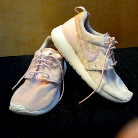 Nike shoe - Picture 1 of 6